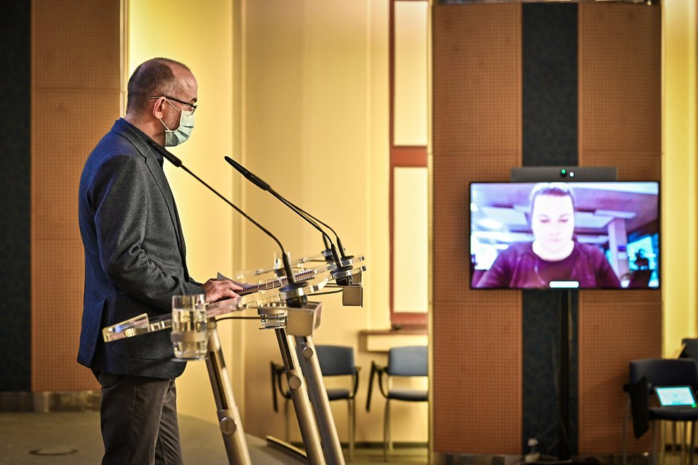 Ministr zdravotnictví Jan Blatný (za ANO) na tiskovce ve Strakově akademii