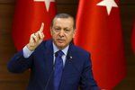 Erdogan pronásleduje novináře v Evropě: Německo souhlasí se stíháním komika.