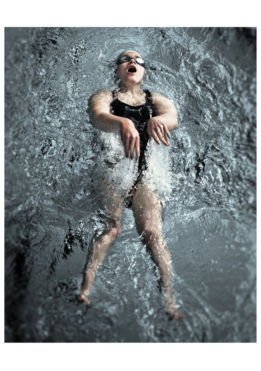 Volný fotograf Jan Cága vytvořil sérii fotografií, na nichž zachycuje plavce s handicapem. Série je z letošního června a autor si za ni odnese 25 tisíc korun a diplom Zlaté oko.