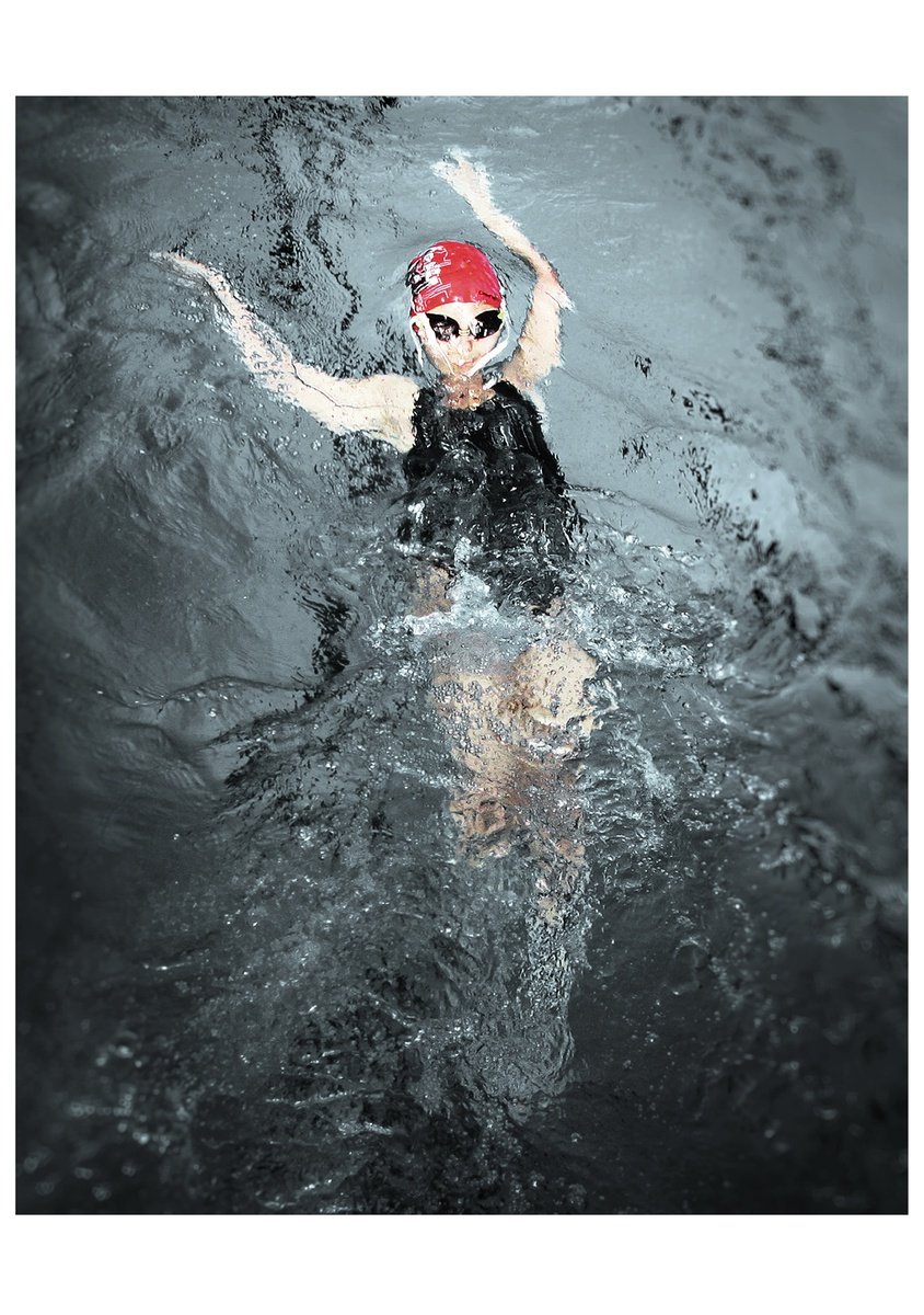 Volný fotograf Jan Cága vytvořil sérii fotografií, na nichž zachycuje plavce s handicapem. Série je z letošního června a autor si za ni odnese 25 tisíc korun a diplom Zlaté oko.