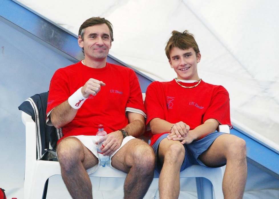 Je sportovně založený. Jan Čenský se synem v roce 2004.
