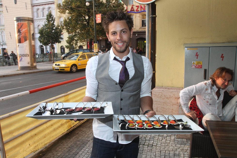 Automobilový závodník Jan Charouz je nově i spolumajitelem pražské restaurace