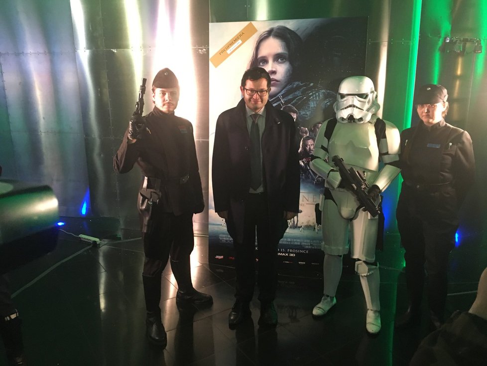 Premiéru nových Star Wars si nenechal ujít ani ministr pro lidská práva Jan Chvojka.