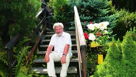 Známý psychiatr relaxuje už 20 let na srubové chatě, kterou postavil s kamarádem. Jeho koníčkem je moštování jablek, které sklízí na své zahradě.