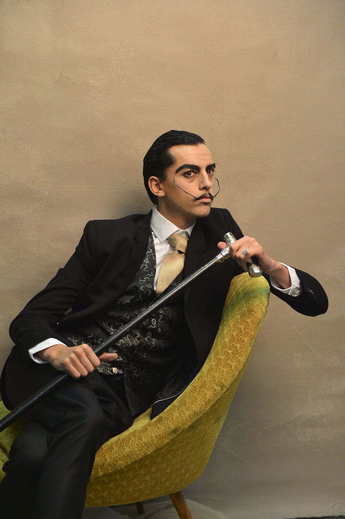 Herec Jan Cina se proměnil v malíře Salvadora Dalího.