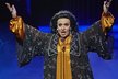 Jan Cina jako Montserrat Caballé v shoe Tvoje tvář má známý hlas.