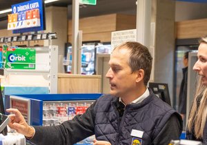 Starosta Čižinský si střihnul směnu na pokladně v supermarketu! „Je to náročná práce," popsal pro Blesk