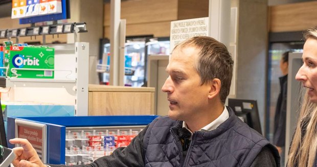 Starosta Čižinský si střihnul směnu na pokladně v supermarketu! „Je to náročná práce," popsal pro Blesk