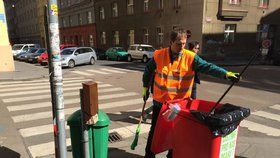 Starosta Jan Čižinský si také vyzkoušel, jaké to je ulice uklízet. S pracovníky vždy prohodí slovo.