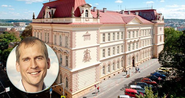 Oblíbené ředitelky ZŠ Fr. Plamínkové na Letné se hodlá zbavit radnice Prahy 7. Učitelé i rodiče jsou proti.