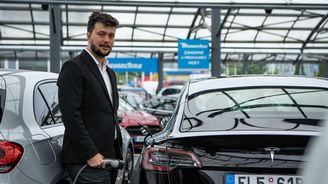 Baterie elektromobilů vydrží statisíce kilometrů, Češi se obávají zbytečně, říká expert z AAA Auto