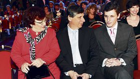 Jan Fischer jako premiér se svým synem a ženou.