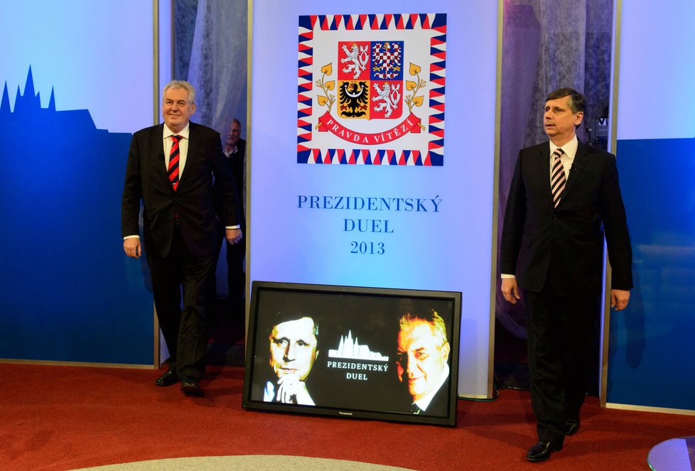 Jan Fischer před prezidentskou volbou s Milošem Zemanem ve studiu při debatě
