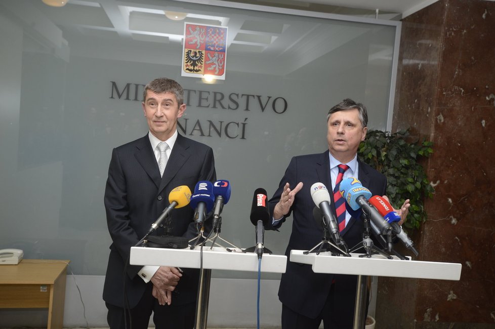 Andrej Babiš při uvedení do čela ministerstva financí. Vpravo jeho předchůdce Jan Fischer