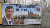V boji o Hrad začíná vytahování špíny: Na billboardech se objevil Fischer-komunista