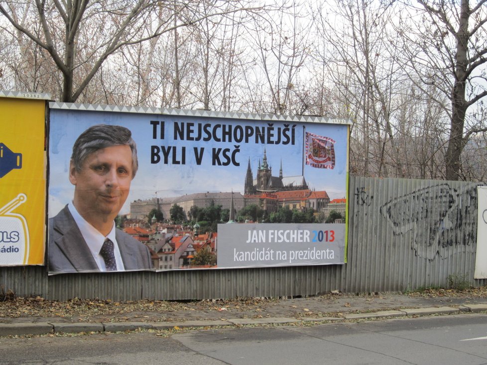 Po Praze se objevily billboardy, upozorňující na komunistickou minulost prezidentského kandidáta Jana Fischera