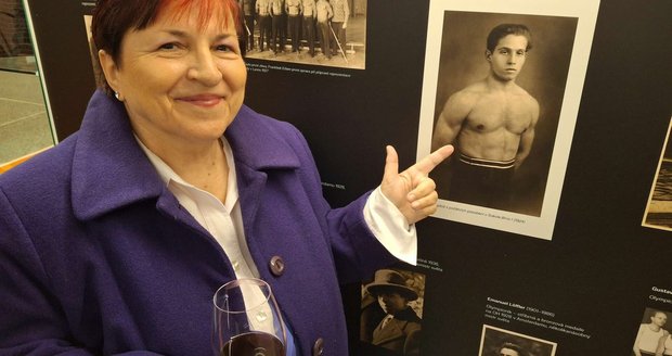 Praneteř slavného gymnasty Ivana Gajdošová u fotografie Jana Gajdoše.