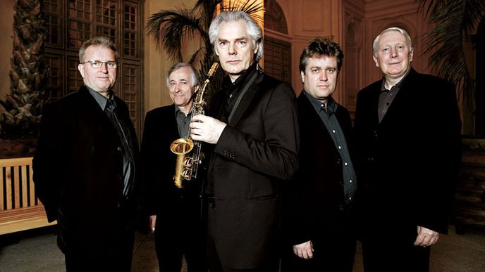 JAN GARBAREK (v popředí) představí v Praze společné album s Hilliard Ensemble