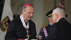 Prezident Václav Klaus předává Řád Tomáše Garrigua Masaryka II. třídy arcibiskupovi Janu Graubnerovi.
