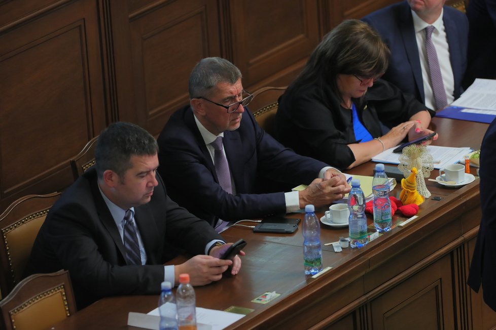 Jan Hamáček (ČSSD) s Andrejem Babišem (ANO) a Alenou Schillerovou (za ANO) ve Sněmovně
