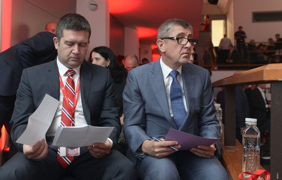 Jan Hamáček (ČSSD) a Andrej Babiš (ANO) společně na sjezdu ČMKOS (27.4.2018)