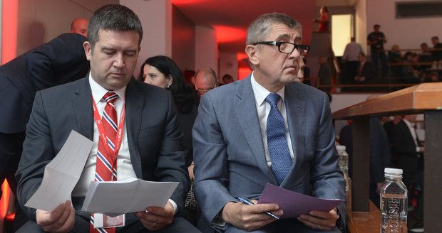 Hamáček jmény ministrů tlačí ČSSD v krajích do kouta. Referendum rozhodne i Babiš