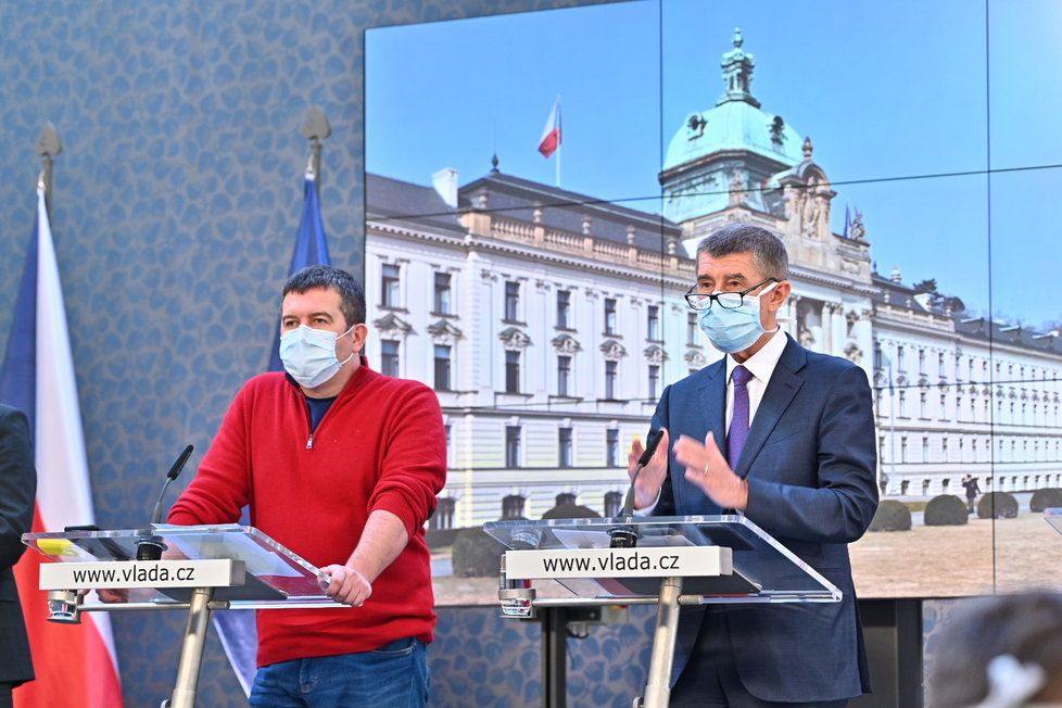 Andrej Babiš a Jan Hamáček s rouškami na tiskovce na Úřadu vlády (17. 3. 2020)