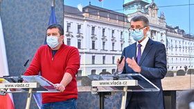 Andrej Babiš a Jan Hamáček s rouškami na tiskovce na Úřadu vlády (17. 3. 2020)