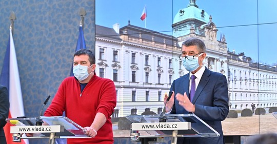 Andrej Babiš a Jan Hamáček s rouškami na tiskovce na Úřadu vlády (17.3.2020)