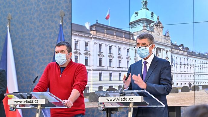 Andrej Babiš a Jan Hamáček s rouškami na tiskovce na Úřadu vlády (17.3.2020)