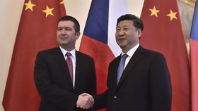 Šéf Sněmovny Jan Hamáček s čínským prezidentem Si Ťin-pchingem v březnu 2016