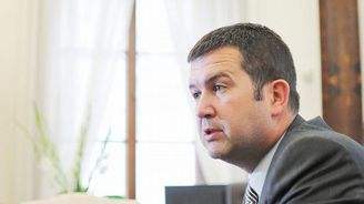 Parlament kritizuje Zemana. Nátlak je nepřijatelný, tvrdí šéf Sněmovny