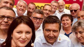 Předvolební selfie ČSSD: Jan Hamáček, Jana Maláčová a další sociální demokraté