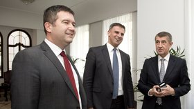 Jan Hamáček (vlevo) a Jiří Zimola (uprostřed, oba ČSSD) jednali s vyjednávacím týmem ANO včetně Andreje Babiše.