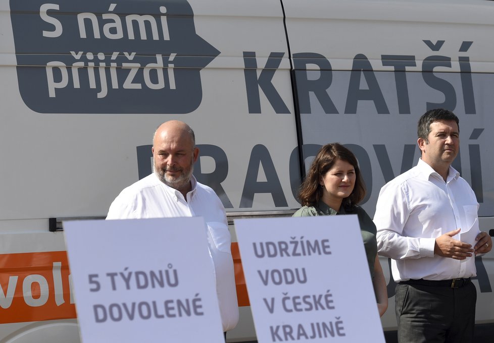 Ministr Toman (vlevo) během kampaně ČSSD