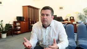 Jan Hamáček (ČSSD): „Tím, že hnutí ANO s komunisty a SPD bod o novičoku z jednání sněmovny vyřadilo, tak docílilo jedině toho, že pravicová opozice požádala o svolání mimořádné schůze.“