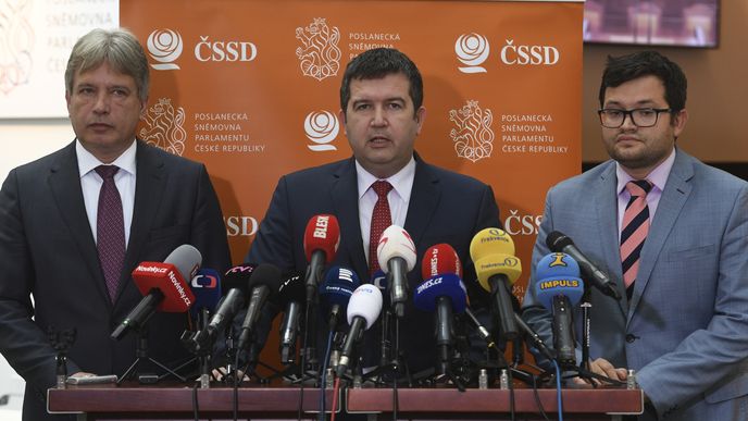 Jan Hamáček na tiskové konferenci ČSSD - ilustrační snímek