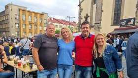 Jan Hamáček (ČSSD) během kontaktní kampaně před sněmovními volbami 2021: V modrém manželka Gabriela Kloudová