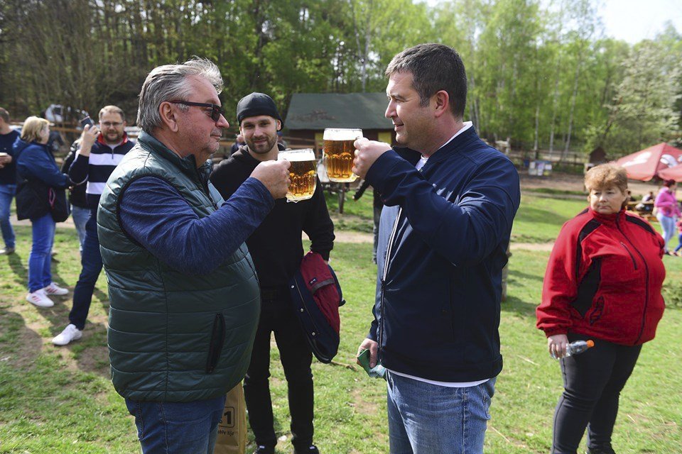 Jan Hamáček (ČSSD) vyrazil pomoci vztyčit májku