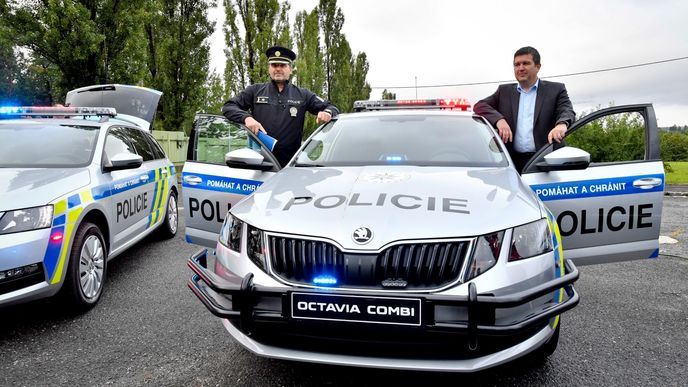 Ministr vnitra z ČSSD Jan Hamáček (vpravo) a policejní prezident Jan Švejdar (vlevo) představili nové vozy pro Policii ČR