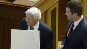 Jan Hamáček předal Bradymu pamětní medaili a list Sněmovny