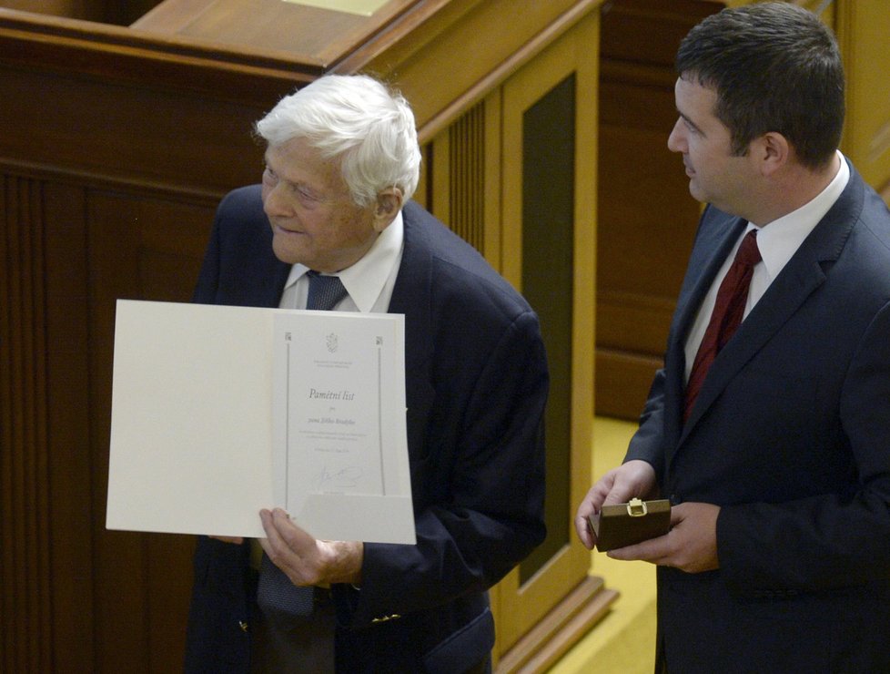 Jan Hamáček předal Bradymu pamětní medaili a list Sněmovny.