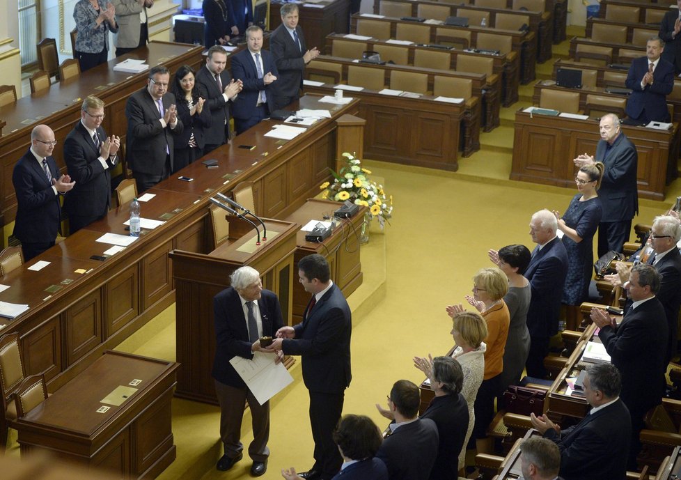 Jan Hamáček předal Bradymu pamětní medaili a list Sněmovny.