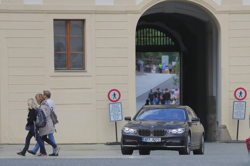 Šéf ČSSD Jan Hamáček dorazil na Hrad řešit s prezidentem Zemanem demisi ministra kultury Staňka (23.5.2019)