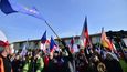 Desítky lidí demonstrovaly před domem ministra vnitra Jana Hamáčka
