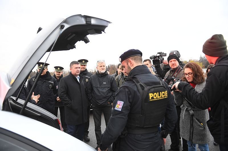 Ministr vnitra Jan Hamáček (ČSSD) na Letenské pláni předl 80 nových aut policii