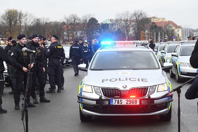 Ministr vnitra Jan Hamáček (ČSSD) na Letenské pláni předl 80 nových aut policii