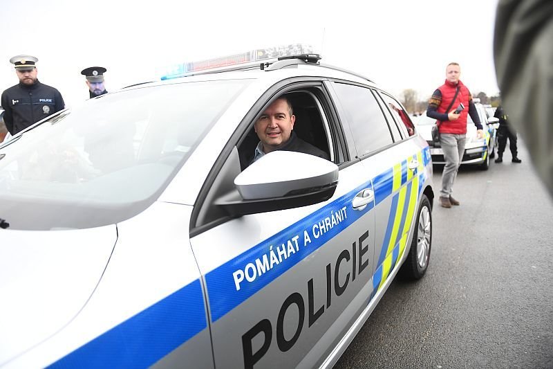 Ministr vnitra Jan Hamáček (ČSSD) na Letenské pláni předl 80 nových aut policii