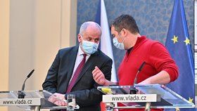 Roman Prymula a Jan Hamáček s rouškou na tiskovce na Úřadu vlády (17.3.2020)