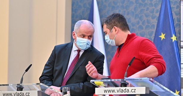 Hamáček: Zrušme hromadné akce. Prymula: Na měsíc až dva musíme minimalizovat kontakty